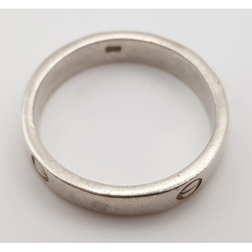 883 - A STERLING SILVER BAND RING WITH ENGRAVED SCREW DESIGN. TOTAL WEIGHT 5.7 GRAMS. RING SIZE X