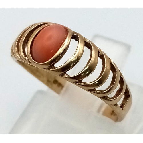 890 - A 9 K yellow gold ring with a carnelian cabochon. Ring size: L, weight: 1.5 g.