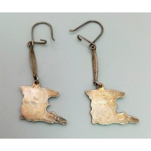 918 - A sterling silver pair of earrings with the map of Trinidad. Weight: 4 g.