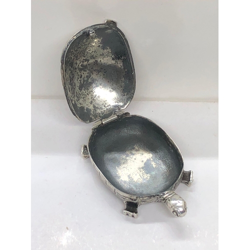 667 - A German early 20th century silver 835 pill box in the form of a tortoise 

Stunning condition opens... 