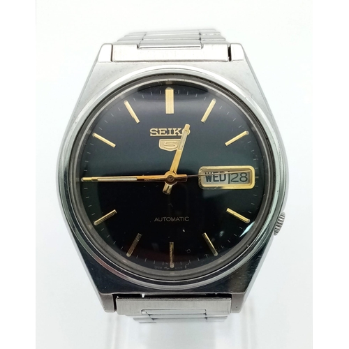 194 - A Vintage Seiko 5 Automatic Gents Watch. Stainless steel strap and case - 36mm. Black dial with date... 