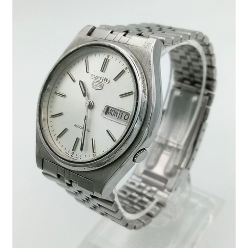 676 - A Vintage Seiko 5 Automatic Gents Watch. Stainless steel strap and case - 36mm. Silver tone dial wit... 