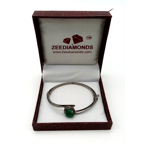 921 - A 4.25ct Emerald Bracelet with a 0.23ct Halo of Diamonds. With an openable clasp on white metal. 17.... 