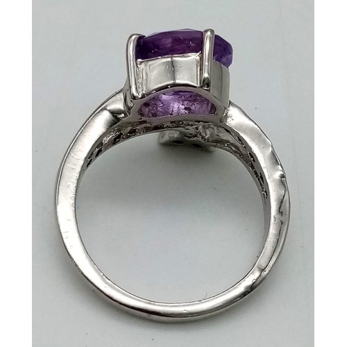 950 - An Amethyst and Sapphire Crossover Ring. In 925 Sterling Silver. Size P. 5.41g