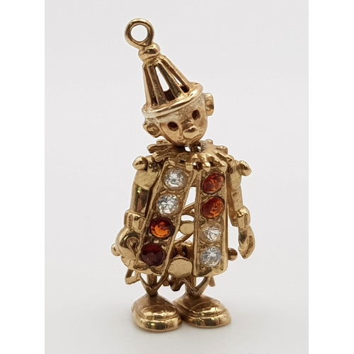 971 - A 9 K yellow gold articulated clown pendant, Stone set, height: 26 mm, weight: 2 g.