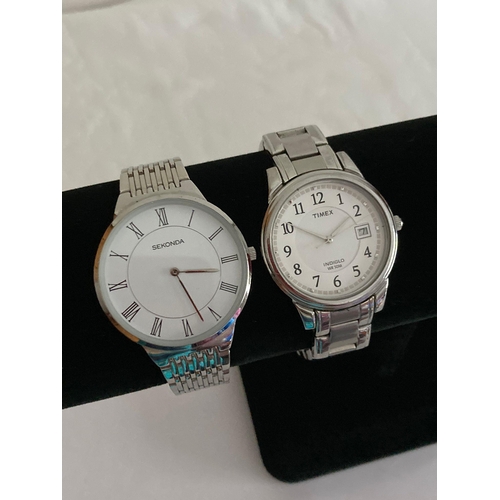 879 - 2 x Gentlemans Quality Quartz  Wristwatches, A TIMEX INDIGLO together with a SEKONDA AKT both finish... 