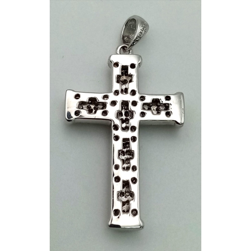 265 - 18k white gold diamond set cross pendant. 0.54ct, 5.3g.