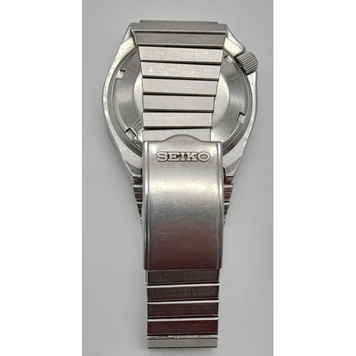 452 - A Vintage Seiko 5 Sports Automatic PEPSI Gents Watch. Stainless steel strap and case -42mm. Famous P... 