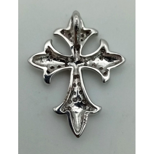 630 - 18k white gold diamond set cross pendant. 4.1g in weight.