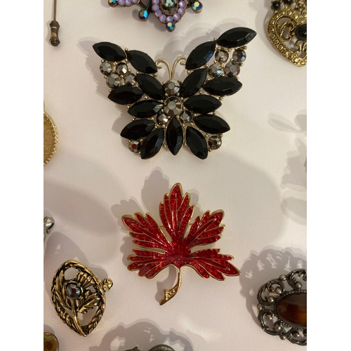 732 - Selection of VINTAGE BROOCHES to include Gold tone, silver tone, enamelled, jewelled etc. Several ex... 