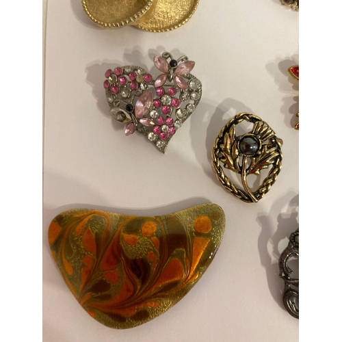 732 - Selection of VINTAGE BROOCHES to include Gold tone, silver tone, enamelled, jewelled etc. Several ex... 