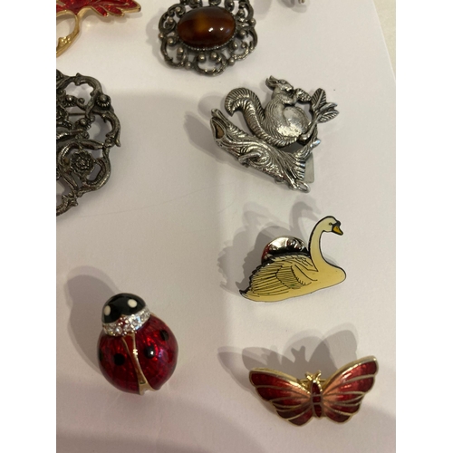 732 - Selection of VINTAGE BROOCHES to include Gold tone, silver tone, enamelled, jewelled etc. Several ex... 