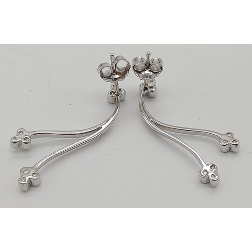 743 - 18K WHITE GOLD DIAMOND DROP EARRINGS.
WEIGHS 3.2G