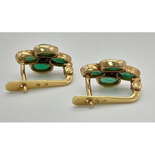 793 - 18K YELLOW GOLD EMERALD SET EARRINGS.
WEIGHS 3G