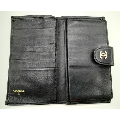 273 - A Vintage Chanel Black Leather Purse/Wallet. 17 x 10cm. Comes with a dust-bag. In good condition but... 