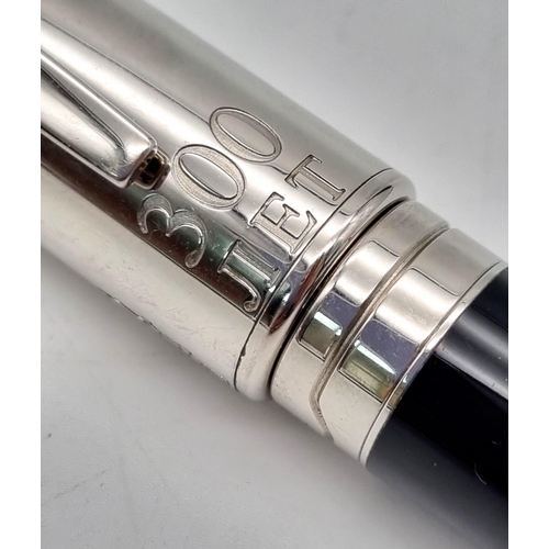 592 - A Vintage ST Dupont Fountain Pen with 18K White Gold Nib.
Ref: 10603.