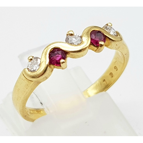 731 - 18K YELLOW GOLD DIAMOND AND RUBY RING.
WEIGHS 3.1G
SIZE M