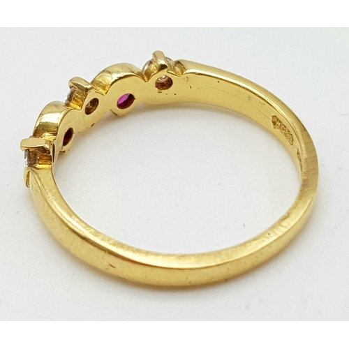 731 - 18K YELLOW GOLD DIAMOND AND RUBY RING.
WEIGHS 3.1G
SIZE M