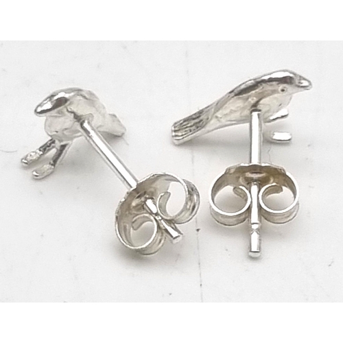 913 - Alex Monroe sterling silver little robin stud earrings. 1g in weight.