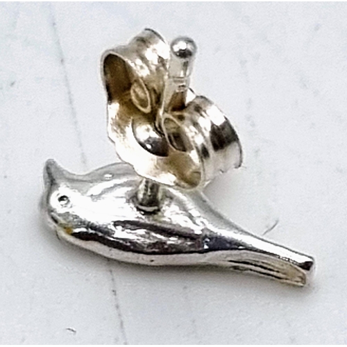 913 - Alex Monroe sterling silver little robin stud earrings. 1g in weight.