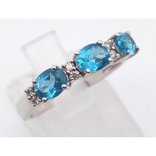 509 - An 18 K white gold ring with diamonds and London Blue topaz. Ring size: N, weight: 2.6 g.