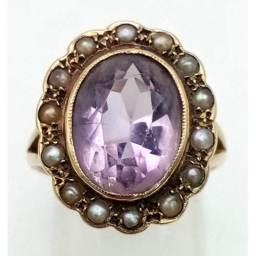 545 - A vintage, 9 K yellow gold ring with an oval cut amethyst surrounded by a halo of seed pearls. Ring ... 