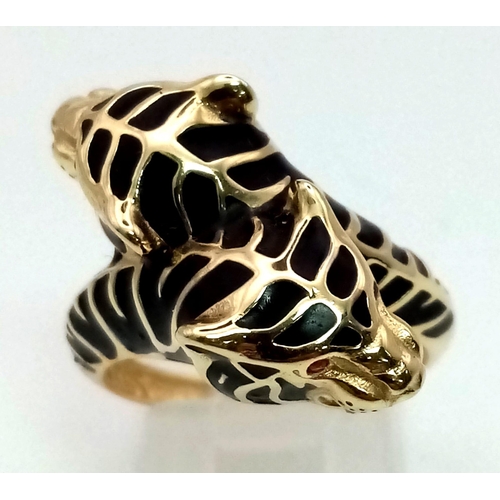 868 - A 14 K yellow gold ring with two panthers with ruby eyes and black enamelled bodies. Ring size: p, w... 