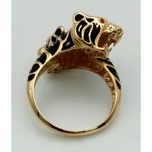 868 - A 14 K yellow gold ring with two panthers with ruby eyes and black enamelled bodies. Ring size: p, w... 