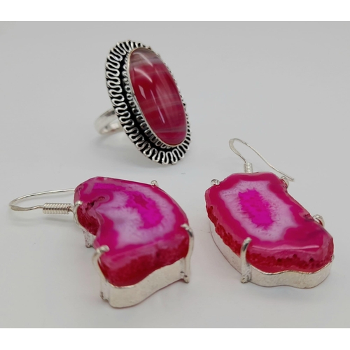1320 - A wonderful, pink, banded, agate, sterling silver ring with matching earrings. Presented in a hand p... 