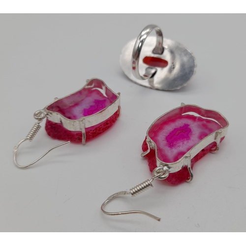 1320 - A wonderful, pink, banded, agate, sterling silver ring with matching earrings. Presented in a hand p... 