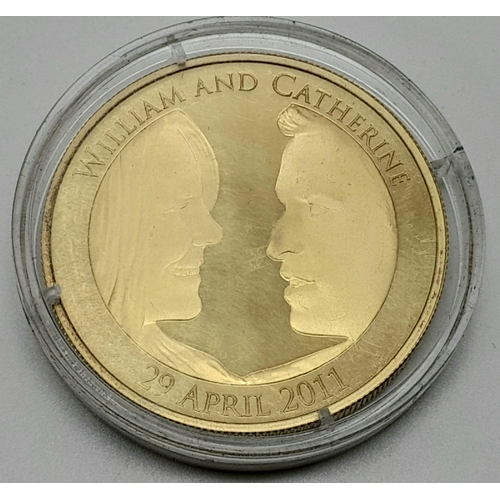 789 - A 2011 Catherine and William Commemorative Five Pound gold-plated Proof Coin in original presentatio... 