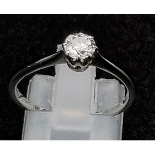 1005 - A 18k and Platinum classic single stone diamond ring set with a 0.40 carat diamond. Ring Size O 1/2.... 