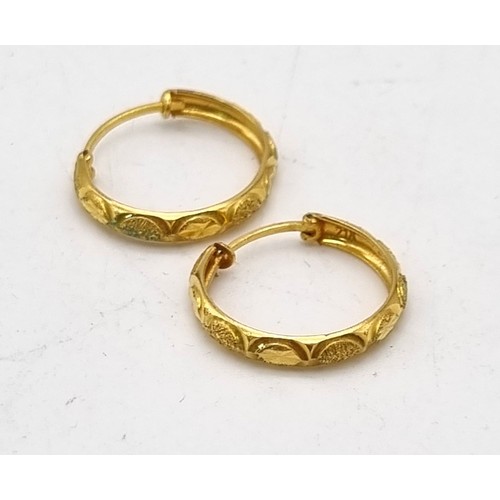 472 - A Mixed Gold Lot: A pair of 21k yellow gold small hoop earrings - 1.4g, a solo 18k gold amethyst ear... 