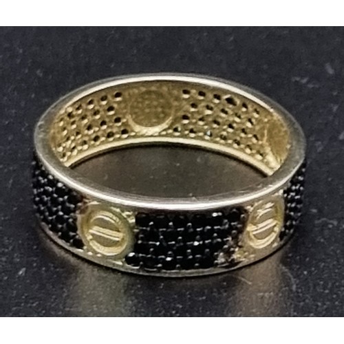 875 - A 14 K yellow gold ring with black sapphires. Ring size: S, weight: 4.22 g