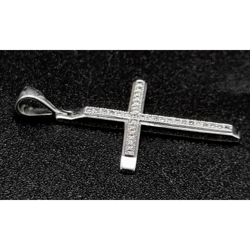 470 - 9k white gold diamond cross pendant. 1.3g in weight.