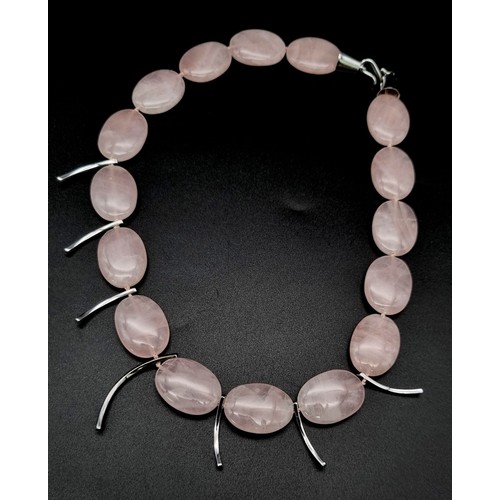 579 - A large and chunky rose quartz 18k white gold necklace intersected with 7 white gold lozenges set wi... 