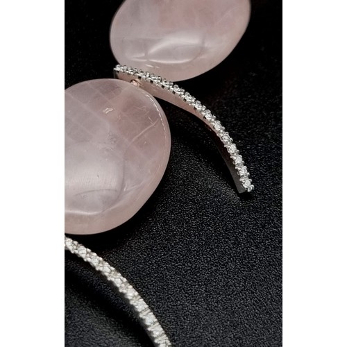 579 - A large and chunky rose quartz 18k white gold necklace intersected with 7 white gold lozenges set wi... 