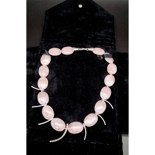 579 - A large and chunky rose quartz 18k white gold necklace intersected with 7 white gold lozenges set wi... 