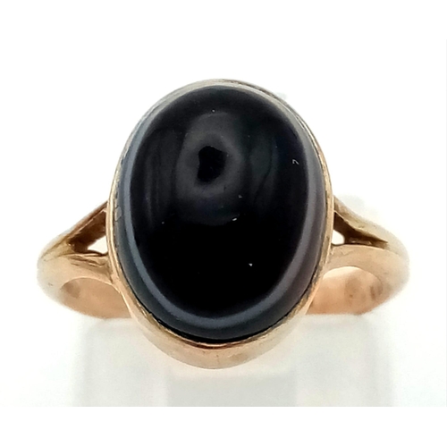 565 - A Rare Antique Bullseye Onyx 9K Gold Ring. Size H. 2.8g total weight.