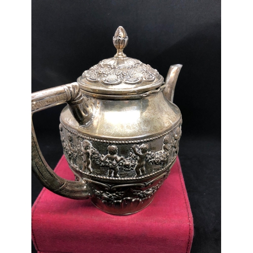 701 - Antique German solid silver figural design tea pot 

Hallmarked to under base 
Weight 351.3 grams 
H... 