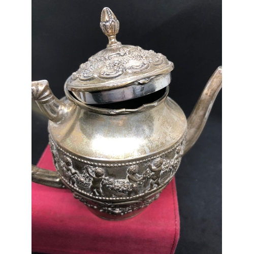 701 - Antique German solid silver figural design tea pot 

Hallmarked to under base 
Weight 351.3 grams 
H... 