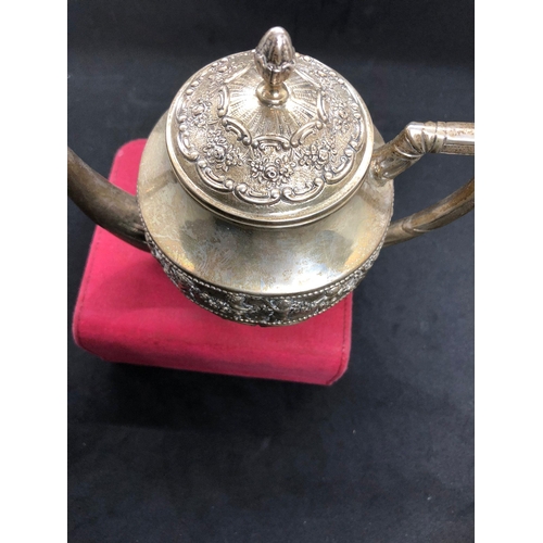 701 - Antique German solid silver figural design tea pot 

Hallmarked to under base 
Weight 351.3 grams 
H... 