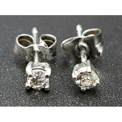 549 - An 18 K white gold pair of diamond (0.20 carats) stud earrings. Weight: 0.85 g.