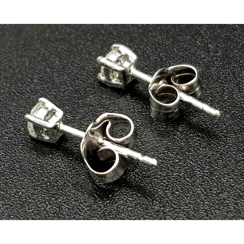 549 - An 18 K white gold pair of diamond (0.20 carats) stud earrings. Weight: 0.85 g.