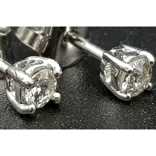 549 - An 18 K white gold pair of diamond (0.20 carats) stud earrings. Weight: 0.85 g.