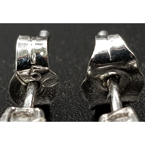 549 - An 18 K white gold pair of diamond (0.20 carats) stud earrings. Weight: 0.85 g.