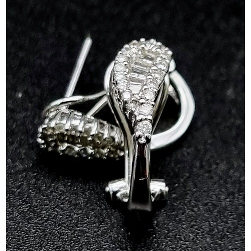 185 - An 18 K white gold pair of earrings with baguette and round cut diamonds (0.31 carats). Weight: 3.2 ... 