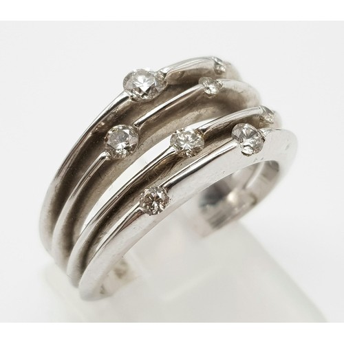 368 - A 9 K white gold split ring with diamonds (0.50 carats) in Boodles style. Ring size: M, weight: 7 g.