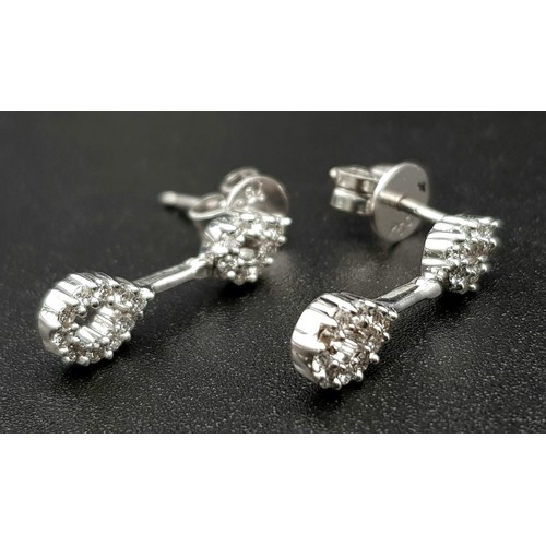 530 - An 18 K white gold drop earrings with diamonds. Total weight: 2.3 g.