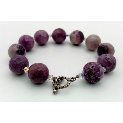 1093 - A Vintage Retro Faceted Natural Amethyst Bead Bracelet. Crystal spacers. 20cm. 12mm beads.